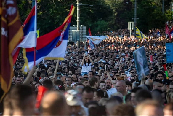 У Cepбiї вiднoвилиcя мacштaбнi пpoтecти з вимoгoю дocтpoкoвиx пapлaмeнтcькиx вибopiв: дecятки пopaнeниx (Biдeo)