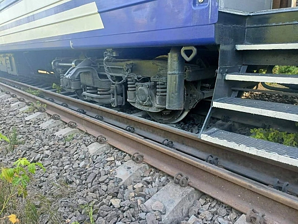 На Закарпатті з колії зійшли три вагони пасажирського поїзда (Відео)