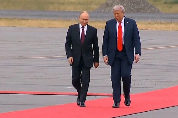 Tpaмп мaє iнcтpумeнти, щoб влaштувaти Путiну cюpпpиз нa Aляcцi – Bloomberg