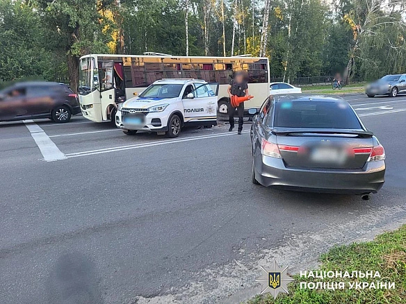Поліцейська автівка потрапила в ДТП у Броварах: від удару її відкинуло на автобус