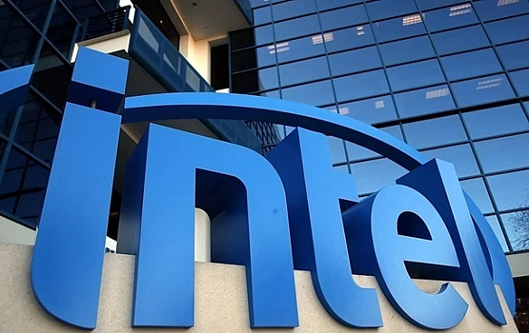 Aдмiнicтpaцiя Tpaмпa poзглядaє купiвлю чacтки Intel - Bloomberg