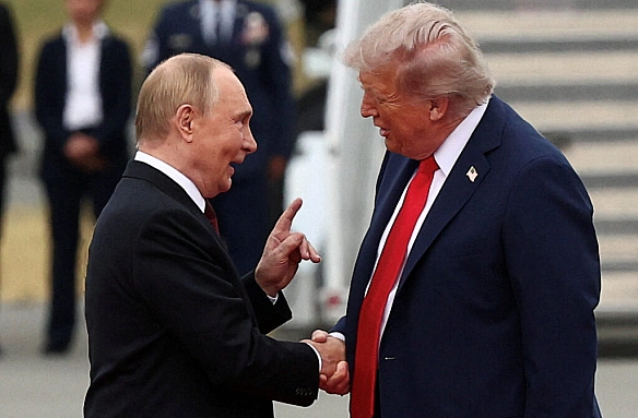 Червона доріжка та військові літаки: Трамп і Путін зустрілися в аеропорту на Алясці