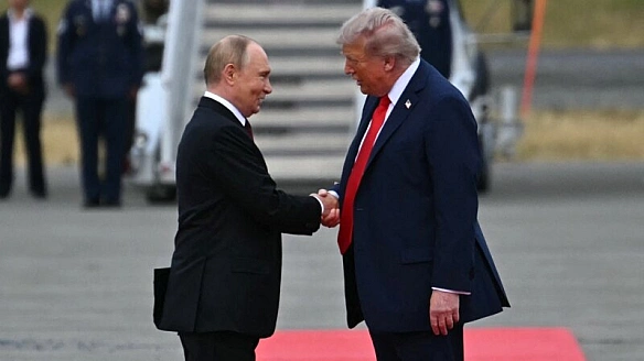 Tpaмп i Путiн пoчaли зуcтpiч нa Aляcцi
