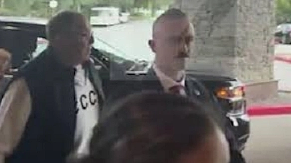 Лавров прибув в готель на Алясці у светрі з написом 