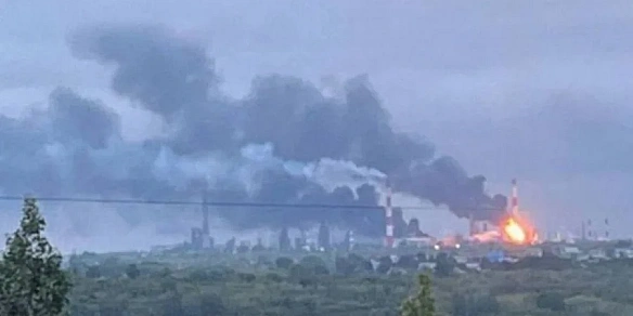 Безпілотники атакували НПЗ у Сизрані: росіяни повідомляють про вибухи та пожежу