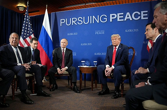 Трамп особисто зустрів Путіна по прибуттю на Аляску: переговори почались