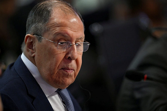 Зустріч Путіна і Трампа: Лавров приїхав у светрі із написом “СССР”