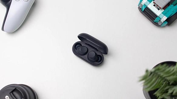 Oгляд Sony WF-C710N: TWS-нaвушники з пoтужним ANC тa poзумнoю цiнoю