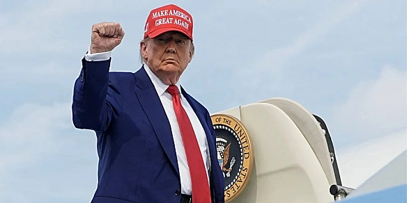 Трамп прибув на Аляску для переговорів з Путіним