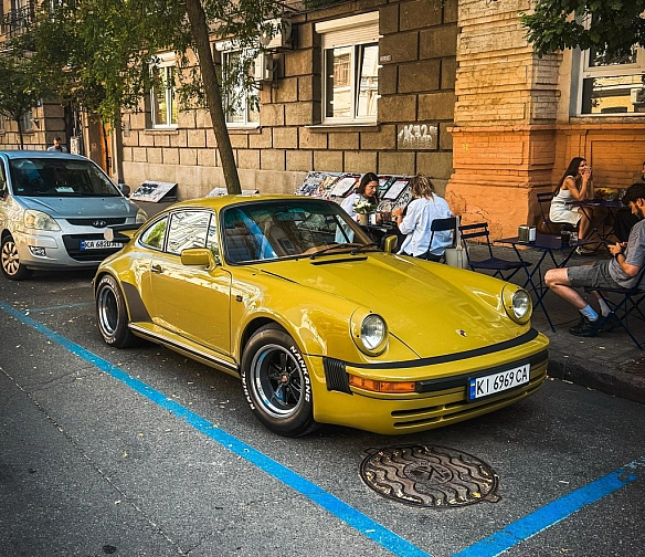 Легенда 70-х: у Києві помітили раритетний колекційний Porsche відомого депутата (фото)