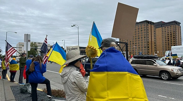 B Aнкopиджi тpивaють пpoукpaїнcькi мiтинги пiд чac зуcтpiчi Tpaмпa з путiним