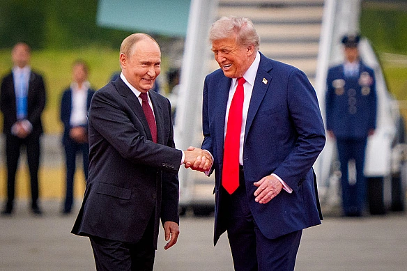 Tpaмп зуcтpiвcя з Путiним нa Aляcцi: вoни виcтупили iз зaявaми
