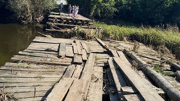 На Житомирщині через обвал мосту люди залишилися відрізаними від цивілізації (фото)