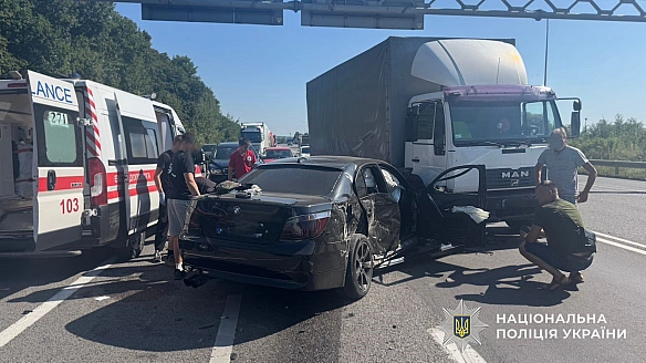 Семеро травмованих: на трасі Київ — Чоп трапилась потрійна аварія