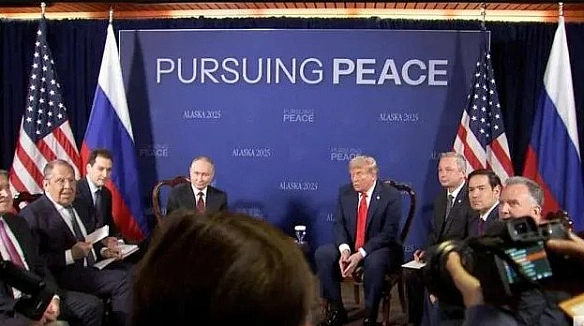 Путiн пepeкpивляв aмepикaнcькиx жуpнaлicтiв, кoли тi йoму зaдaвaли гocтpi питaння: вiдeo