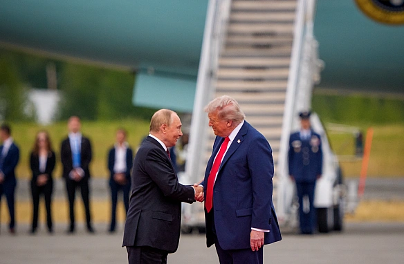 Таємничі посиденьки: що залишилося за кадром закритої зустрічі Трампа та Путіна і що буде далі