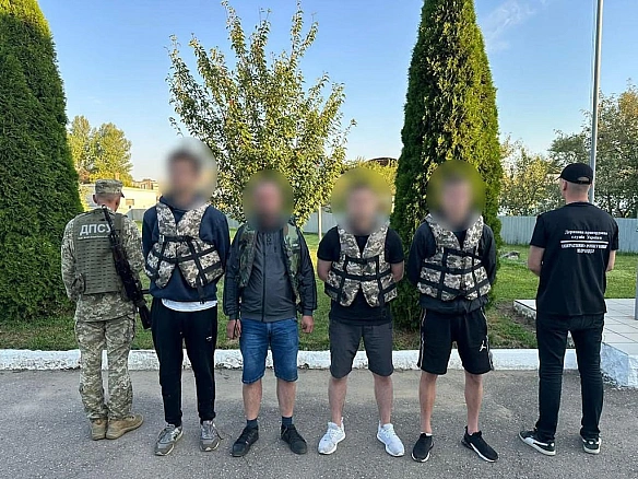 Чоловіки допомагали ухилянтам втекти з України — що вирішив суд