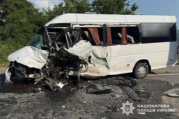 Внаслідок ДТП на Хмельниччині постраждало 16 людей