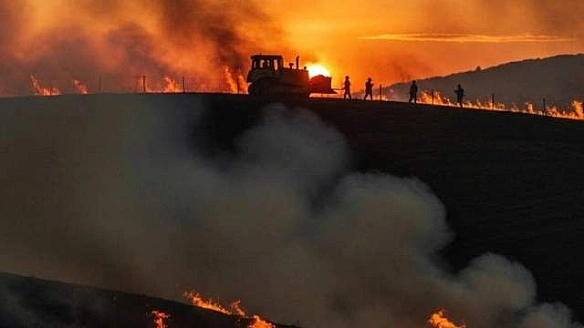 Рідкісний вогняний смерч стався у Португалії: у мережі показали страшні кадри