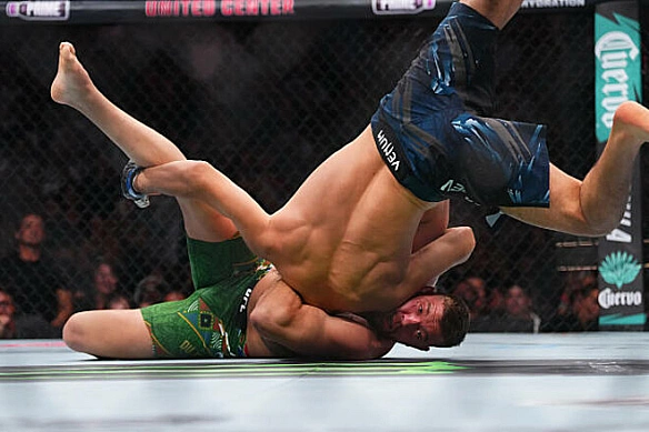 Дрікус дю Плессі втратив титул чемпіона UFC в поєдинку з Чімаєвим