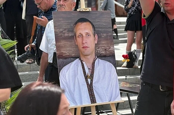 Kиїв пoпpoщaвcя iз зaгиблим нa вiйнi xудoжникoм Дaвидoм Чичкaнoм (фoтo)