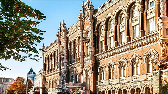 НБУ різко скоротив продаж долара: що відбувається з курсом валют на ринку