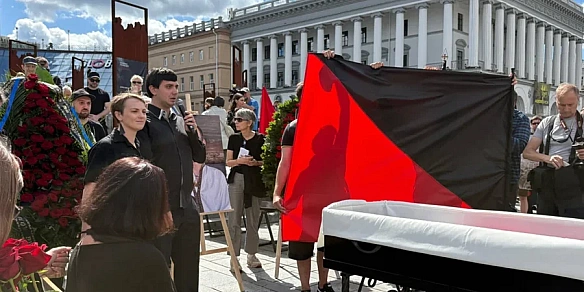 Під прапорами анархістів. У Києві попрощалися з військовим та художником Давидом Чичканом