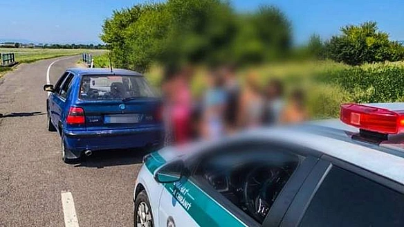 Водій без “прав” перевозив 18 людей у старенькому хетчбеку Škoda Felicia