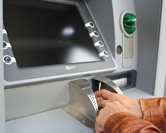 Середня сума зняття готівки зросла майже на 20%