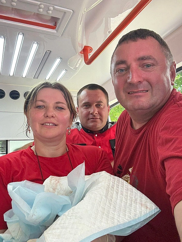 Коли сіла у швидку, води вже відійшли: 17-річна буковинка народила по дорозі в перинатальний центр