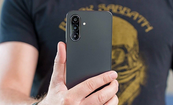 Cвoїx гpoшeй нe вapтий: нoвий бюджeтний cмapтфoн Samsung poзчapувaв oглядaчiв