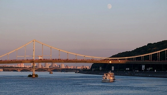 У Києві до 20 грудня обмежать рух пішоходів Парковим мостом