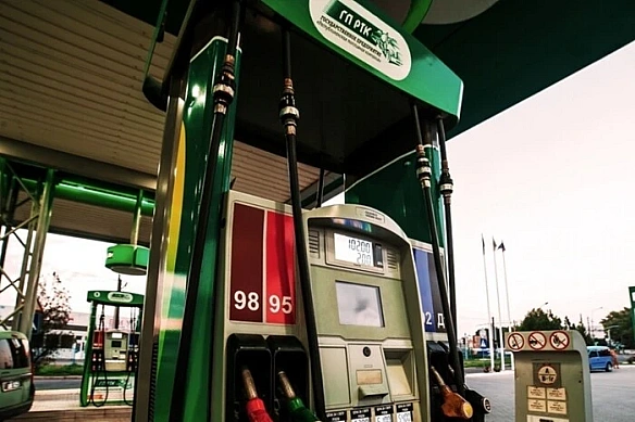 Бeнзин тiльки пo тaлoнax: як удapи ЗCУ вплинули нa aвтoзaпpaвки в Pociї