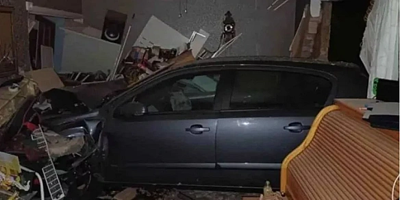 У Британії сімʼя прокинулась від невідомого удару і виявила чужий автомобіль у своїй вітальні — як це сталось