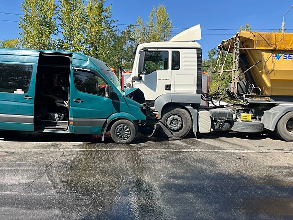 У Кривому Розі зіткнулися маршрутка та вантажівка: є травмовані