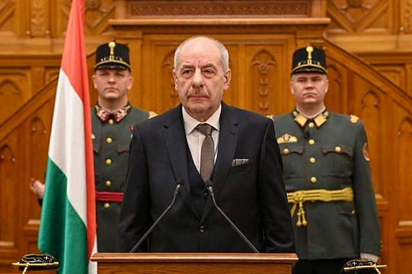 Президент Угорщини висловив співчуття через удар по Мукачеву: згадку про Росію з допису забрав