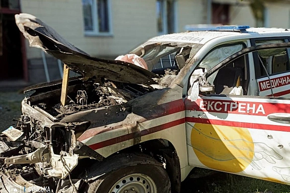 Росіяни вдарили по Сумщині: знищено автомобіль медиків, є постраждалий