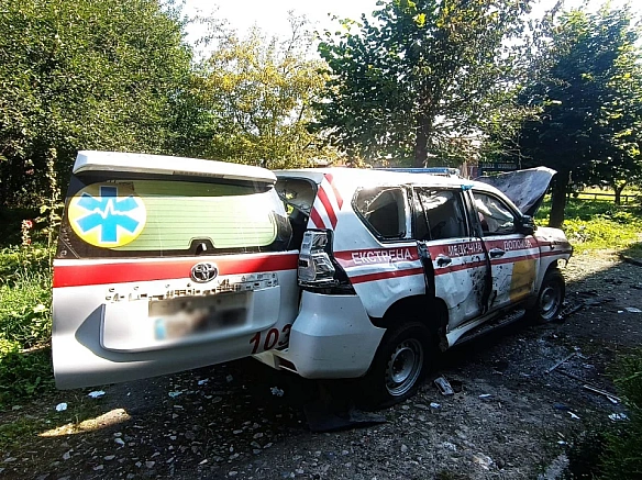 РФ на Сумщині атакувала медиків шістьма дронами: знищено службовий автомобіль