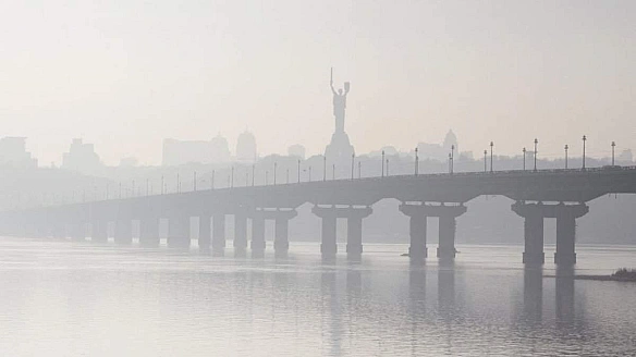 Краще зачинити вікна: Київ огорнув смог із запахом гару (карта)