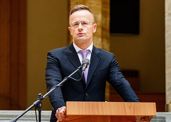 Сіярто: Угорщина готова організувати переговори Зеленського і Путіна