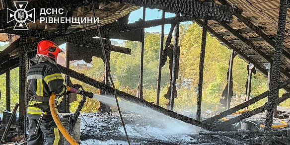 У Рівному через російську атаку виникла пожежа, рятувальники показали наслідки нічного удару — фото