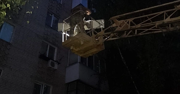 Російський ударний дрон застряг у деревах за кілька метрів від багатоповерхівки в Сумах (ФОТО)