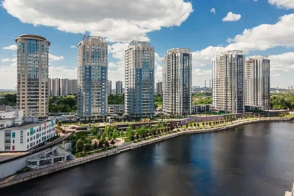 Кияни вже відпочивають на набережній біля ЖК River Stone (відео)