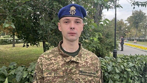 На День прапора у Харкові державний стяг підняли боєць Національної гвардії й ветеран війни