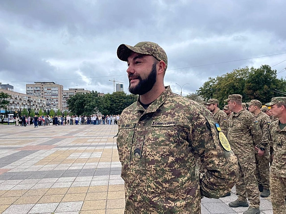 У Черкасах нацгвардієць освідчився коханій у День Прапора