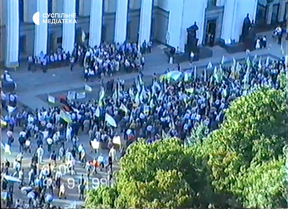Як у 1991 році в Києві піднімали український прапор — архівне відео