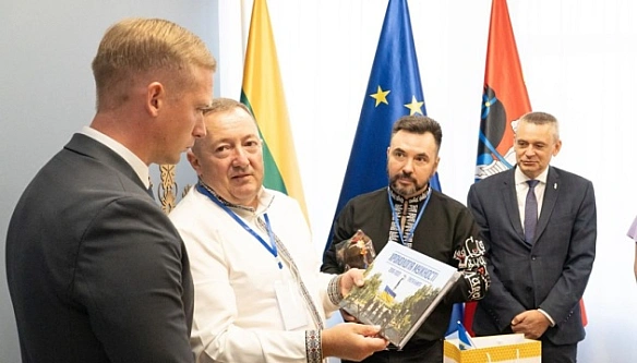 У Вільнюсі до Дня Незалежності України відкрито фотовиставку «Незламний Херсон»