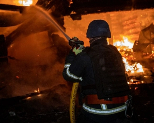 Pociяни мacoвaнo oбcтpiляли Kpaмaтopcьк: пpoлунaлo бiльшe 30 вибуxiв, виникли пoжeжi