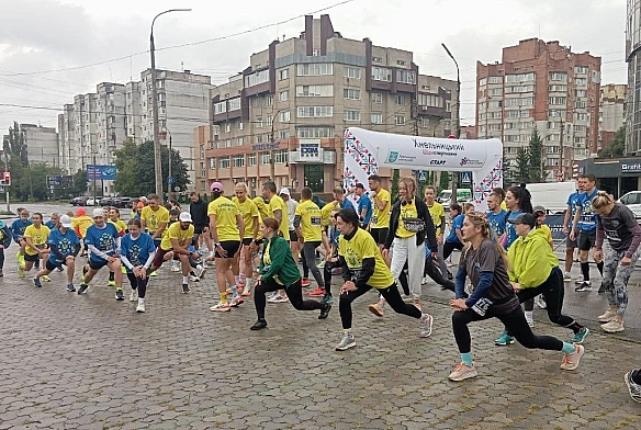 У Хмельницькому у День незалежності стартував благодійний забіг у вишиванках