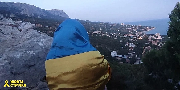 Акція спротиву до Дня Незалежності: прапор України розгорнули на горі Кішка в окупованому Криму — фото